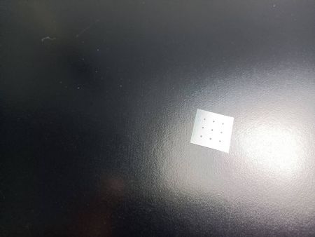 Dispositivo Mo microforato con laser